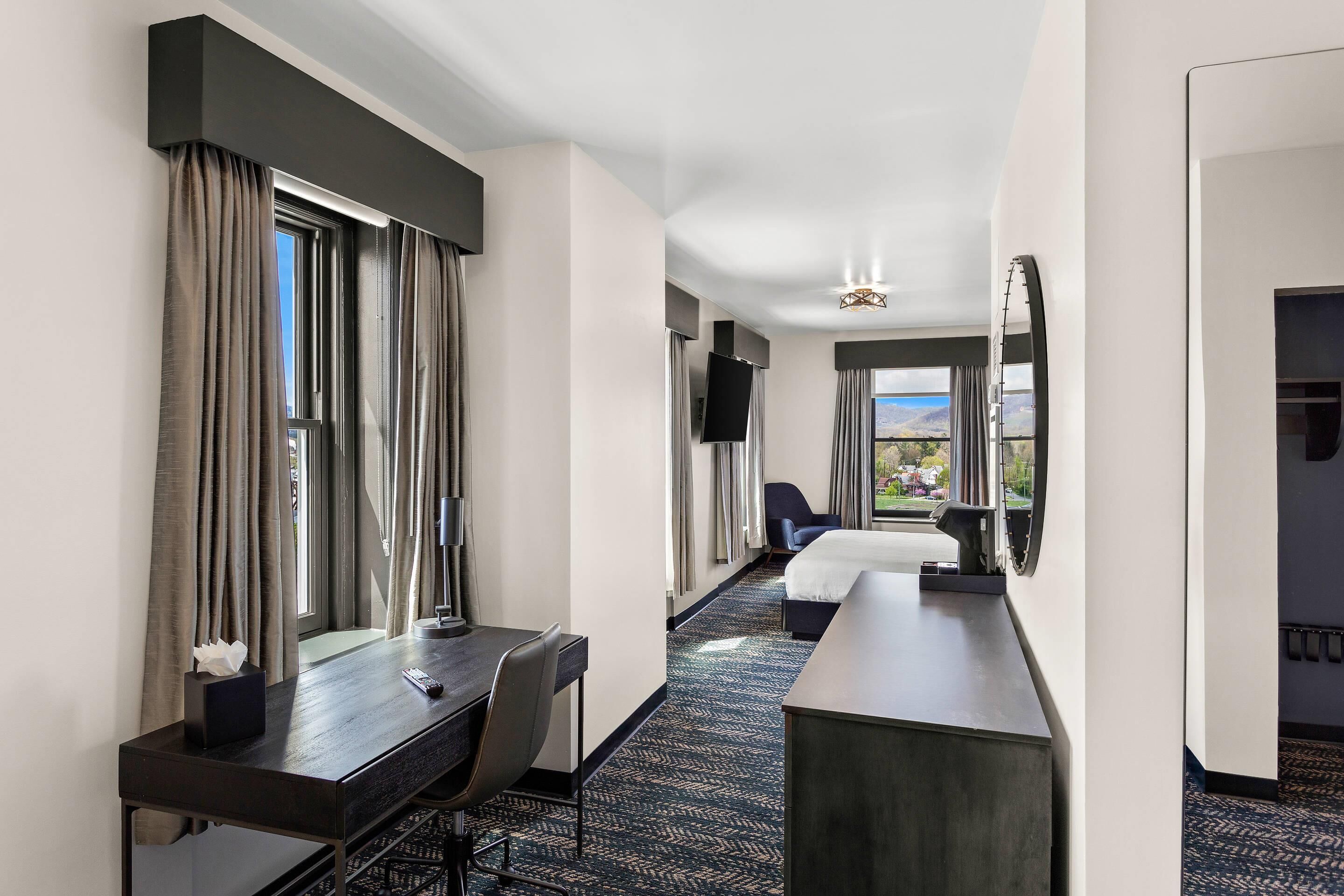 スイート  キングベッド 1 台 禁煙 | デスク、ノートパソコン用作業スペース、遮光カーテン、アイロン / アイロン台