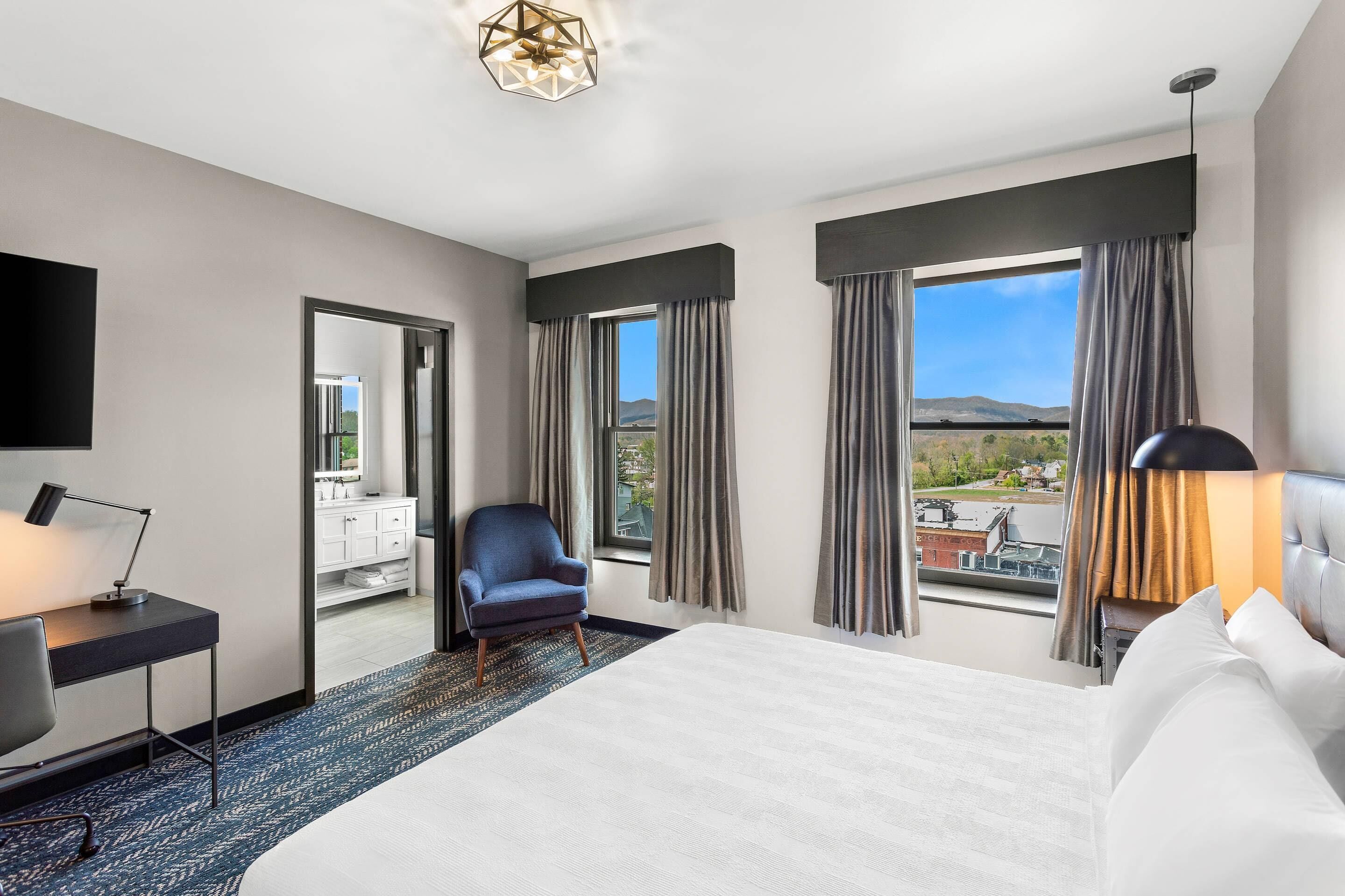 スタンダード ルーム キングベッド 1 台 禁煙 マウンテンビュー | デスク、ノートパソコン用作業スペース、遮光カーテン、アイロン / アイロン台