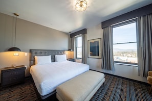 Standard Room, 1 King Bed, Non Smoking, Mountain View