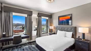 Escritorio, espacio para trabajar con laptop y cortinas blackout