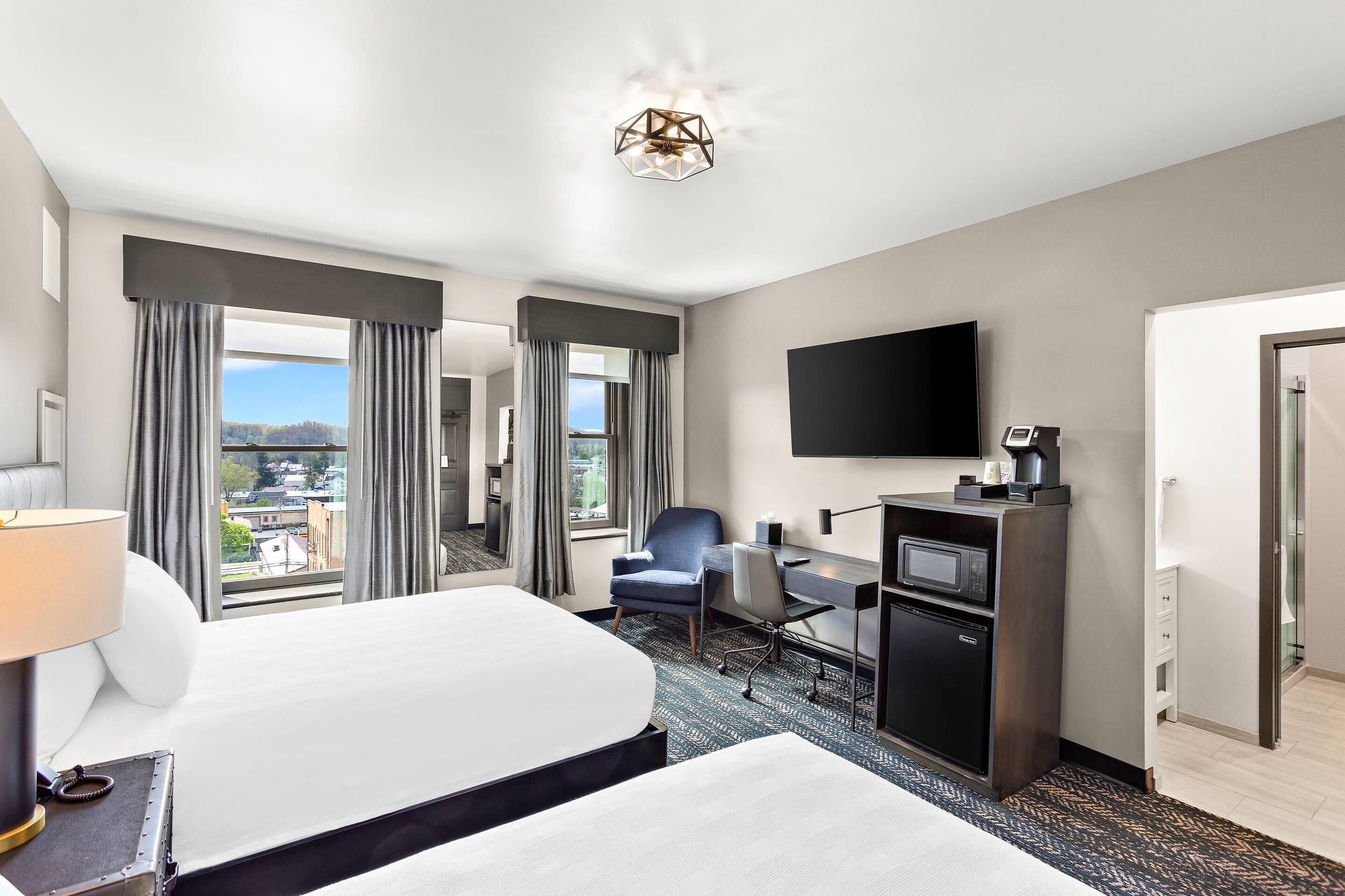 スタンダード ルーム クイーンベッド 2 台 禁煙 | デスク、ノートパソコン用作業スペース、遮光カーテン、アイロン / アイロン台