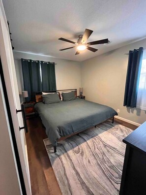 3 habitaciones, escritorio y tabla de planchar con plancha 