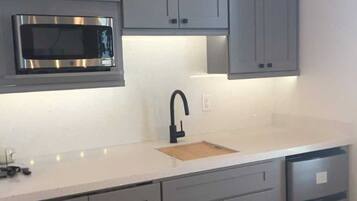 Jääkaappi, mikroaaltouuni, uuni, keittoastiat/astiat/ruokailuvälineet