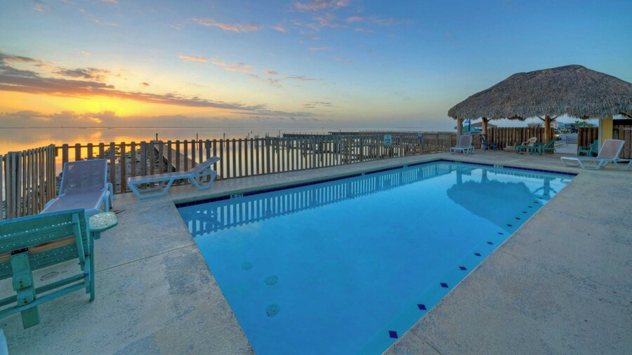 Waterfront Shared Pool w/ Bay Views, Boat Dock Oscar's Lodge by Avantstay