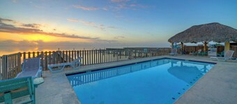 Waterfront Shared Pool w/ Bay Views, Boat Dock Oscar's Lodge by Avantstay