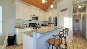 House (3 Bedrooms) | Private kitchen | Fridge, microwave, oven, stovetop