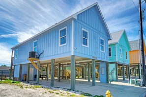 House (3 Bedrooms) | Interior - Waterfront Shared Pool w/ Bay Views, Boat Dock Oscar's Lodge by Avantstay (Corpus Christi)