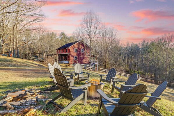 Property grounds - Red Cedar by Avantstay Cabin w/ Hot Tub + Views! (Leicester)