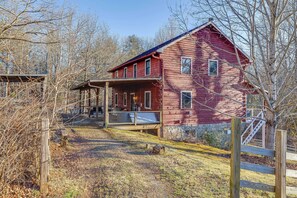 Interior - Red Cedar by Avantstay Cabin w/ Hot Tub + Views! (Leicester)