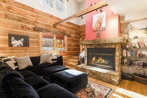 Interior - Red Cedar by Avantstay Cabin w/ Hot Tub + Views! (Leicester)