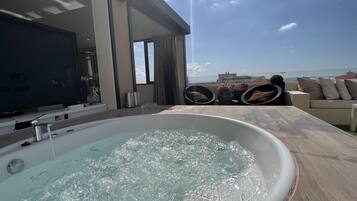 Outdoor spa tub