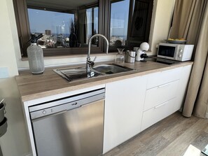 Fridge, microwave, stovetop, dishwasher