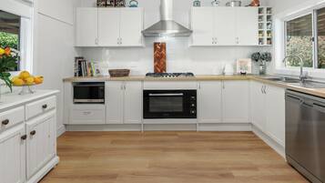 KylskÄp, mikrovÄgsugn, ugn och spishÀll