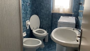 Doccia, bidet, asciugamani