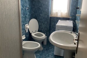 Regadera, bidet, toallas 