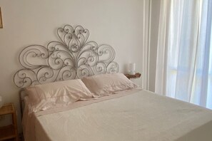 2 bedrooms, bed sheets - M372 - Marcelli, three-room apartment with garden and sea view (Marcelli)