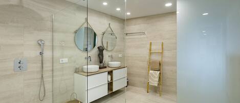 Shower, hair dryer, towels