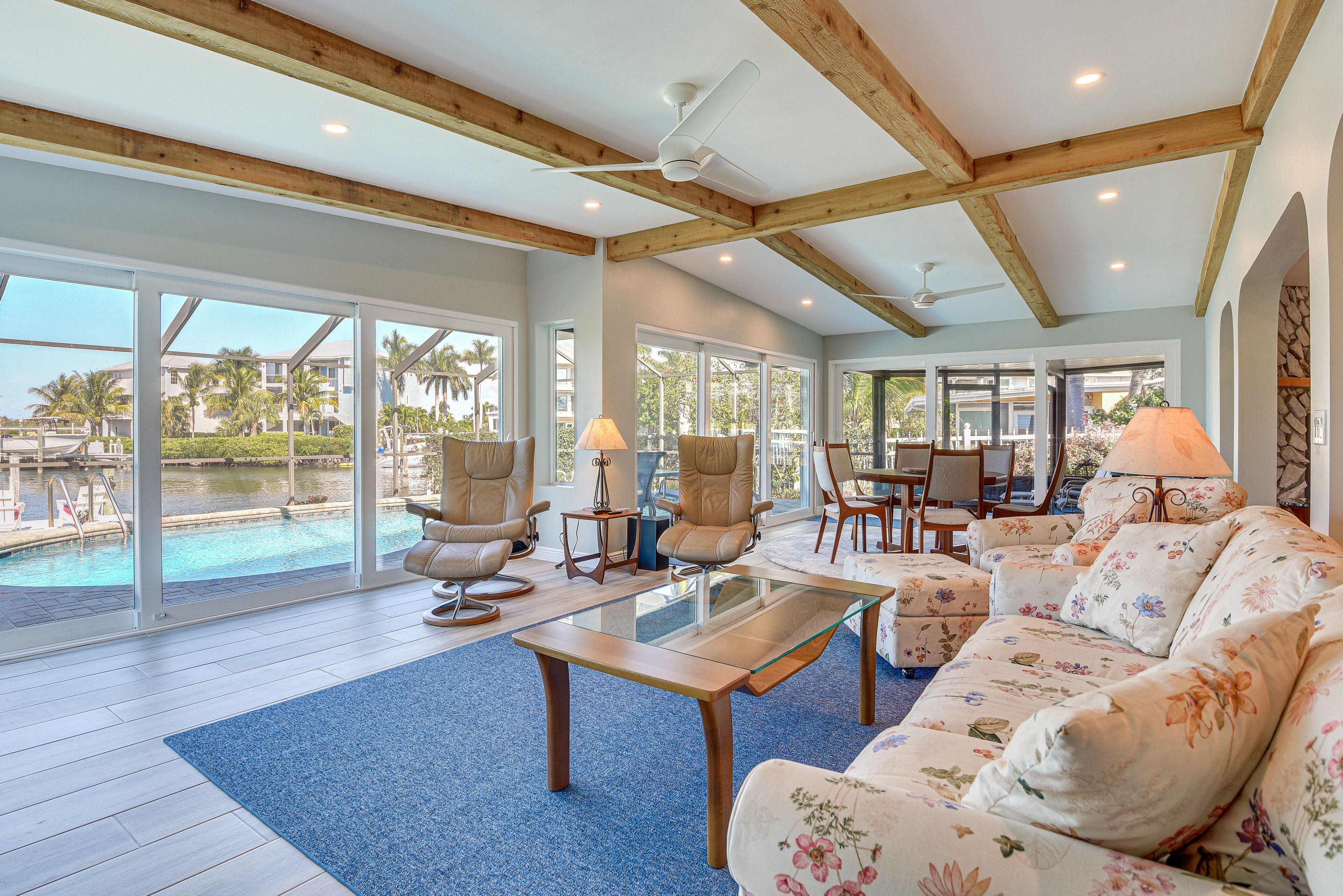 Tv, eldstad, ett bordtennisbord och böcker