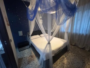 2 bedrooms, travel cot, bed sheets - Cozy APARTMENT just minutes from the main sights of the city. (Napoli)
