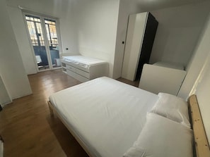 2 makuuhuonetta, vauvan matkasänky, vuodevaatteet