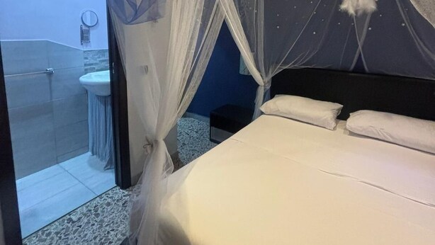 2 bedrooms, travel crib, bed sheets