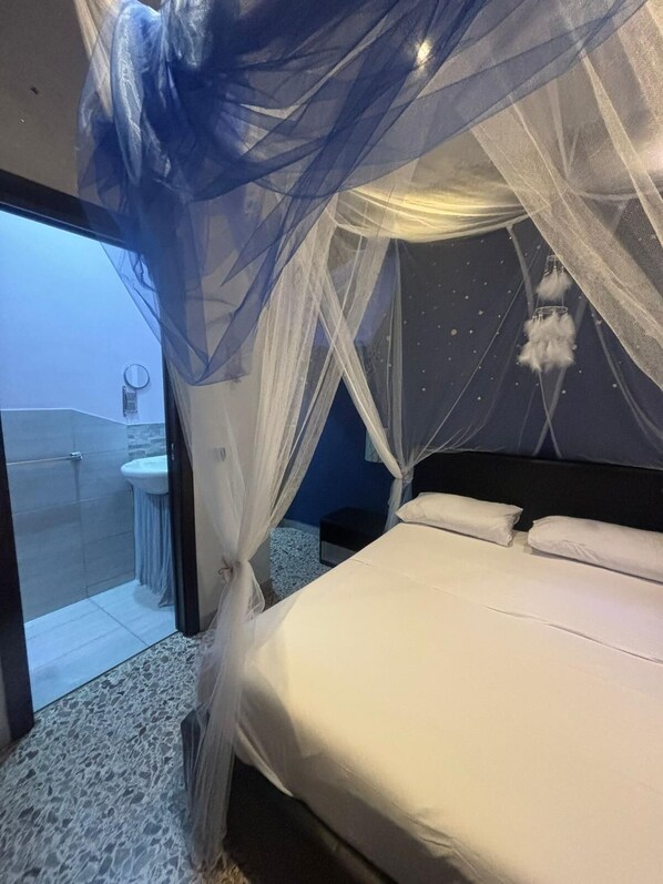 2 bedrooms, travel crib, bed sheets - Cozy APARTMENT just minutes from the main sights of the city. (Napoli)