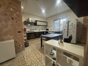 Fridge, microwave, oven, stovetop - Cozy APARTMENT just minutes from the main sights of the city. (Napoli)
