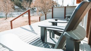 Terraza con mobiliario exterior y vista a un paisaje nevado.