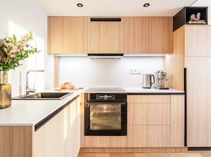 Cafetera/tetera, refrigerador, horno, placa de cocina
