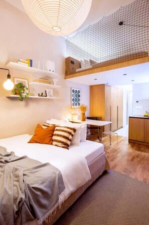 2 bedrooms, iron/ironing board, travel crib, WiFi - TurnKey | Charles Square Studio II (Praha 2)