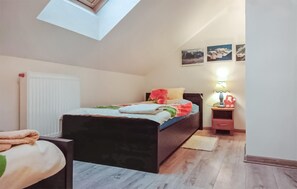 2 bedrooms, iron/ironing board, free WiFi