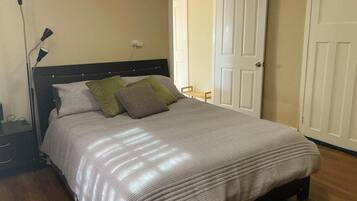 1 dormitorio, tabla de planchar con plancha, wifi gratis y ropa de cama