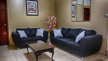 Familie-studiosuite, 1. etasje | Dundyner, senger med overmadrass, minibar og skrivebord