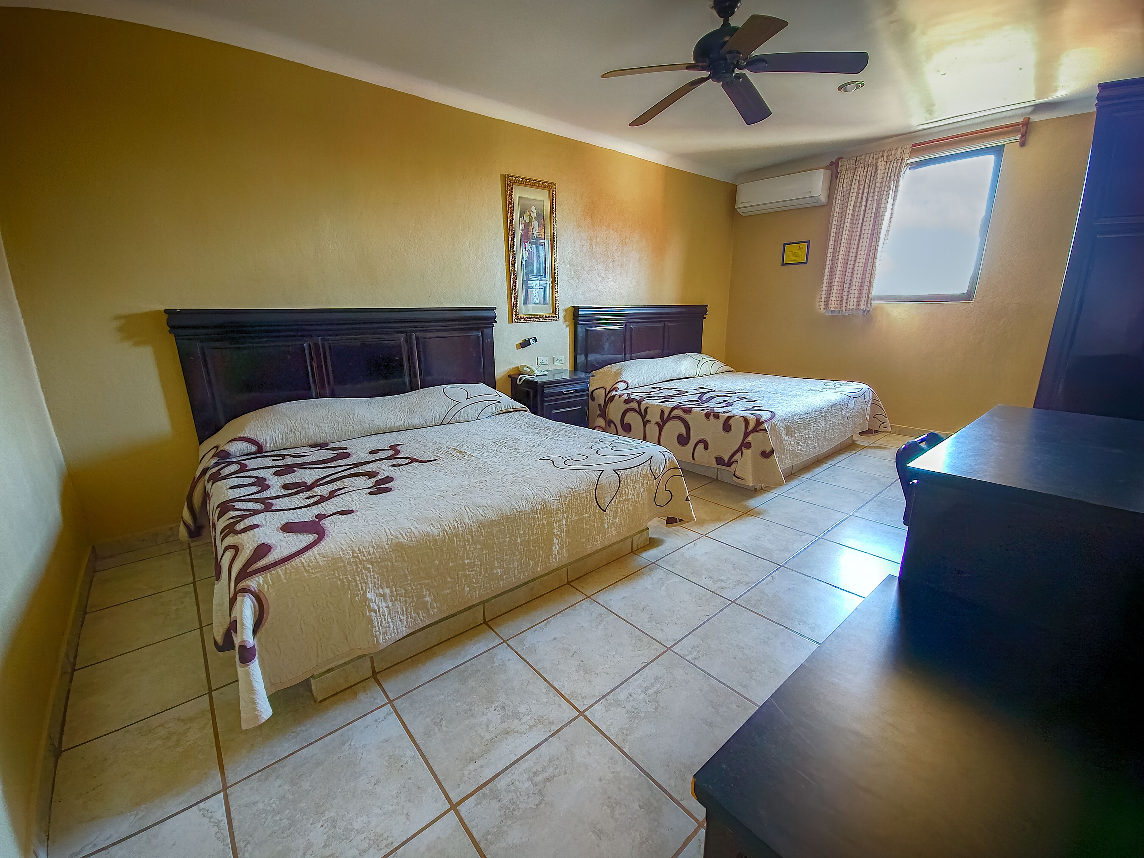 Habitación doble ejecutiva | Edredón, camas con pillow-top, minibar y escritorio 