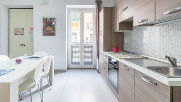 Kühlschrank, Ofen, Herdplatte, Kochgeschirr/Geschirr/Besteck