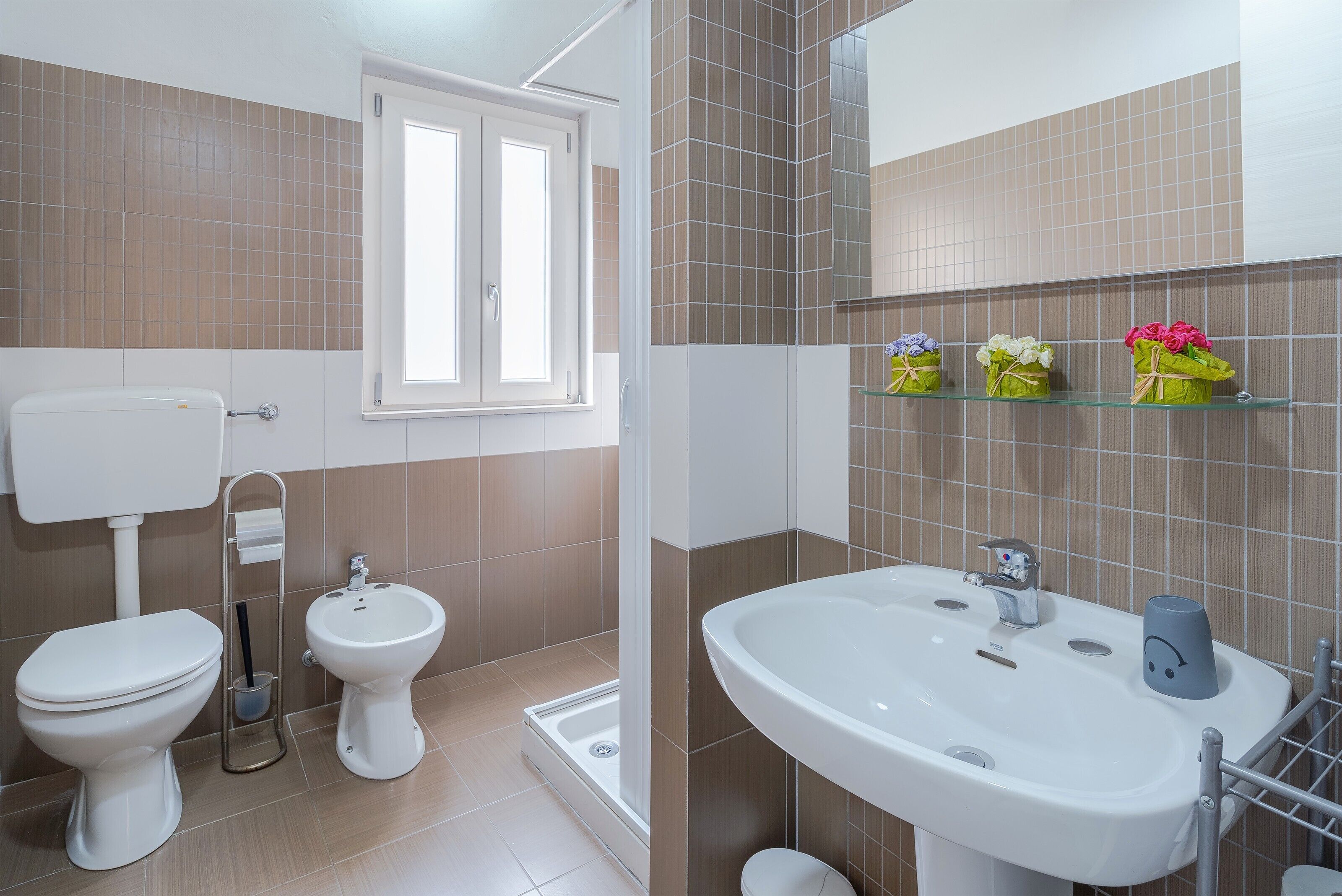 Douche, sèche-cheveux, serviettes fournies