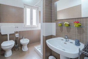 Douche, sèche-cheveux, serviettes fournies