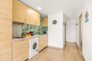 Kühlschrank, Mikrowelle, Herdplatte, Geschirrspüler