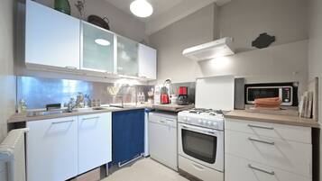 Een koelkast, een magnetron, een oven, een kookplaat