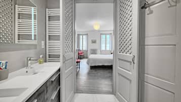 4 slaapkamers, een strijkplank/strijkijzer, gratis wifi, beddengoed