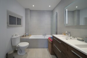 Dusch, hårtork och handdukar