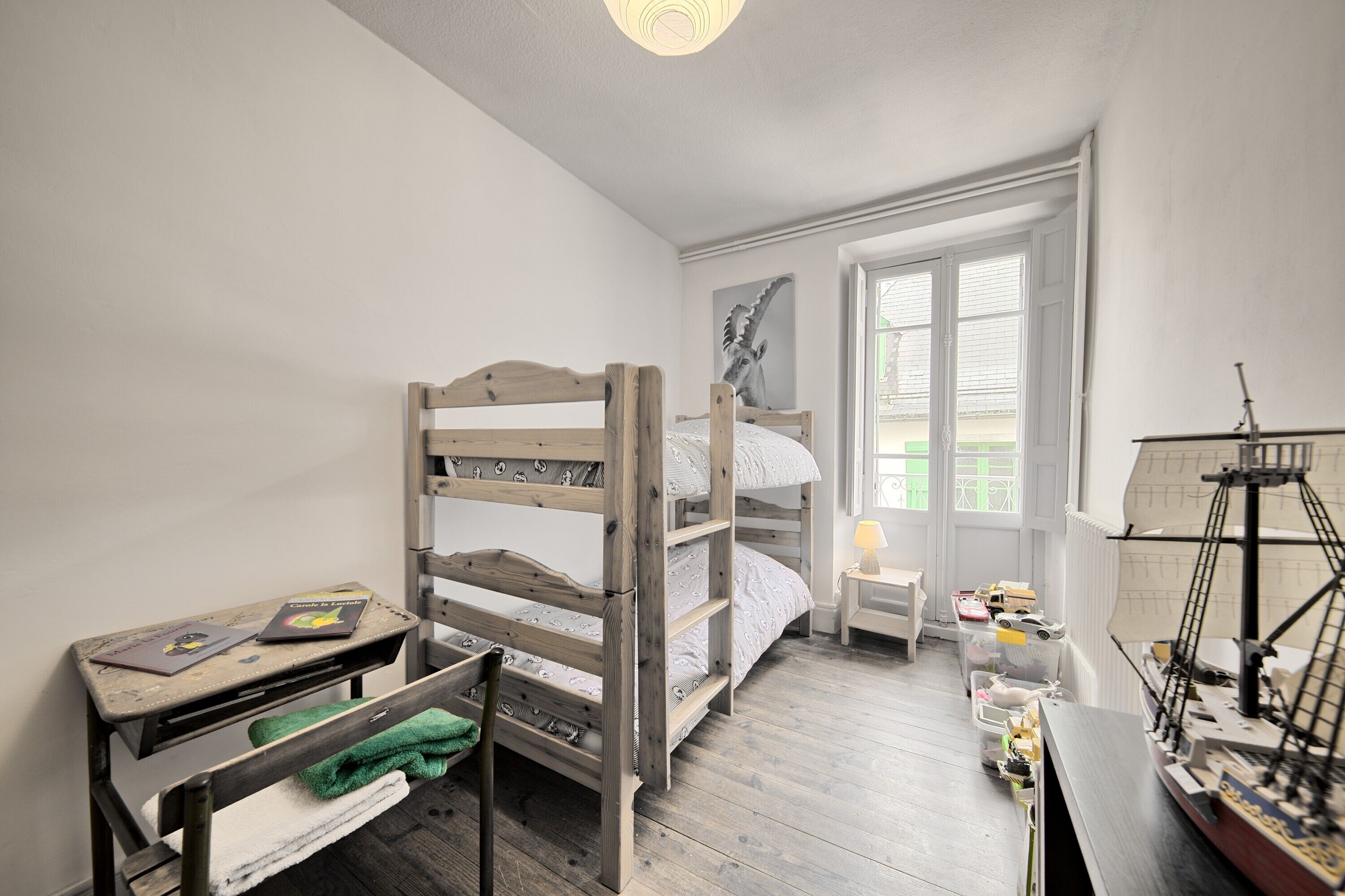 4 makuuhuonetta, silitysrauta/-lauta, ilmainen Wi-Fi, vuodevaatteet