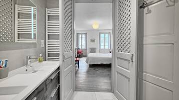 4 bedrooms, iron/ironing board, free WiFi, bed sheets