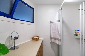 Shower, hair dryer, towels - Holiday Apartment 'Views Of Sunsets' with Sea View, Shared Pool and Wi-Fi (Taurito)