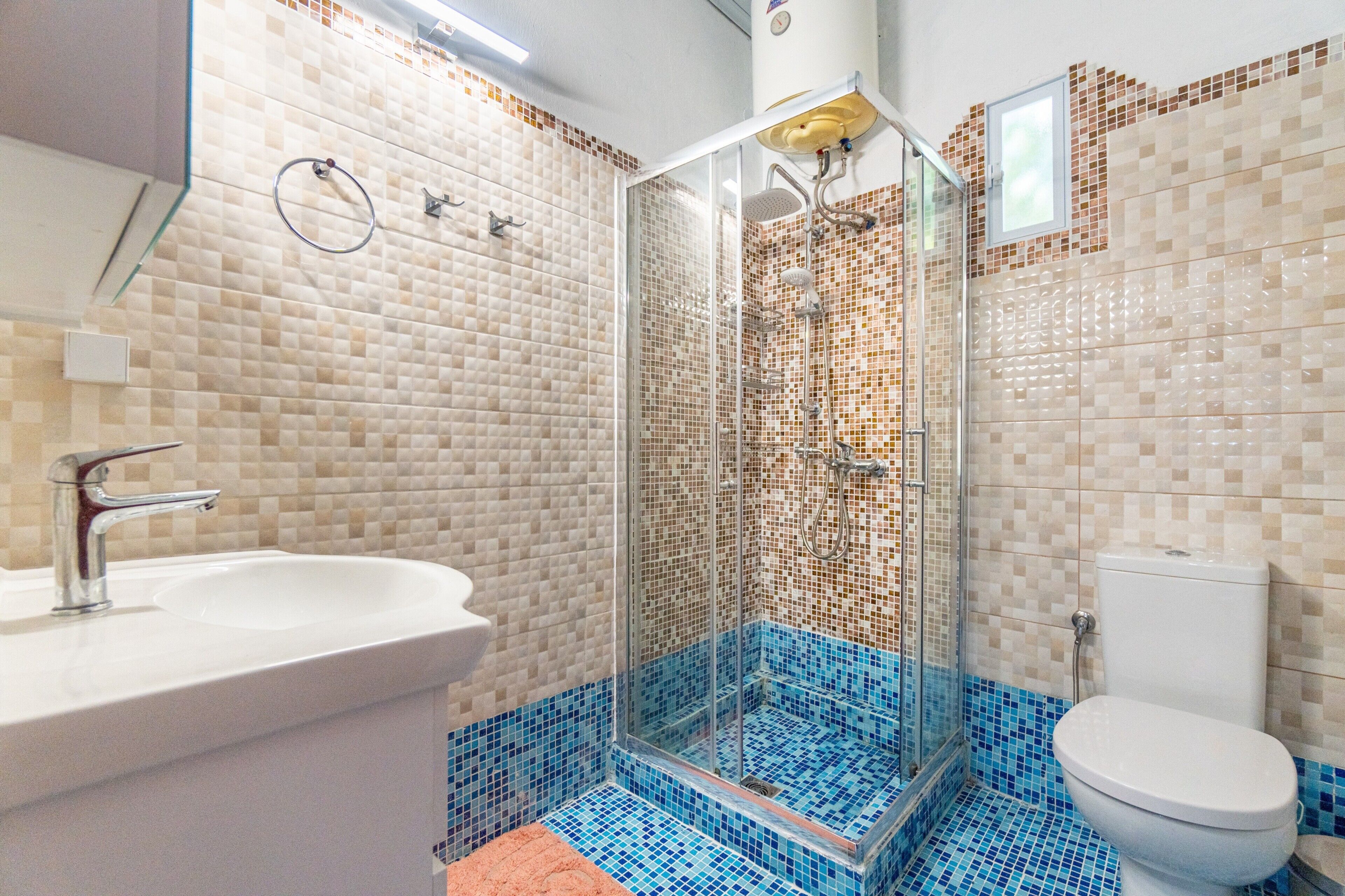Een douche, een haardroger, handdoeken