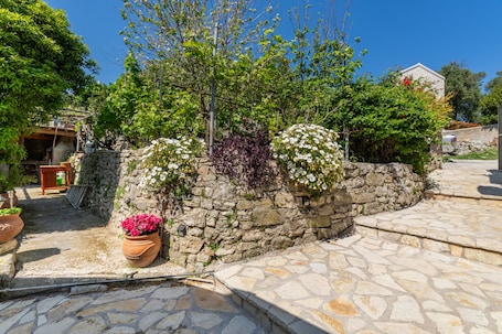 Property grounds. Holiday Home 'Victoria's House' with Sea View, Wi-Fi and Air Conditioning