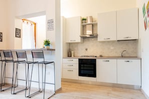 Køleskab, mikrobølgeovn, ovn, kogeplade