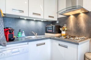 Een koelkast, een microgolfoven, een oven, een kookplaat