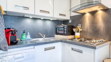 Fridge, microwave, oven, stovetop