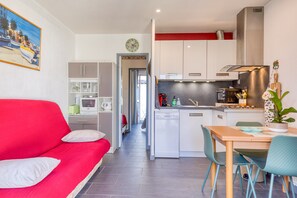 Fridge, microwave, oven, stovetop - Vacation Home "Villa Almina" with Shared Pool & Private Terraces (Agde)